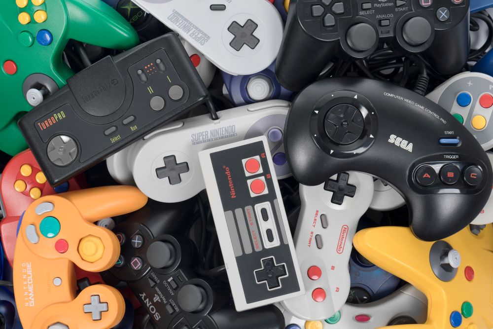 A Evolução do Controle de Videogame — Do Joystick do Atari ao DualSense do PS5